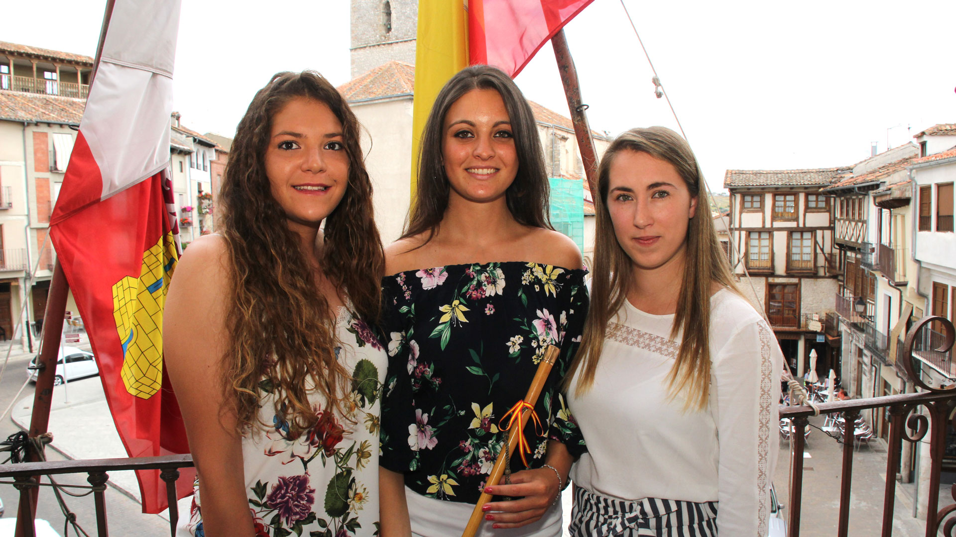 Corregidora y damas del año pasado en el balcón del Ayuntamiento de Cuéllar./ c. n.