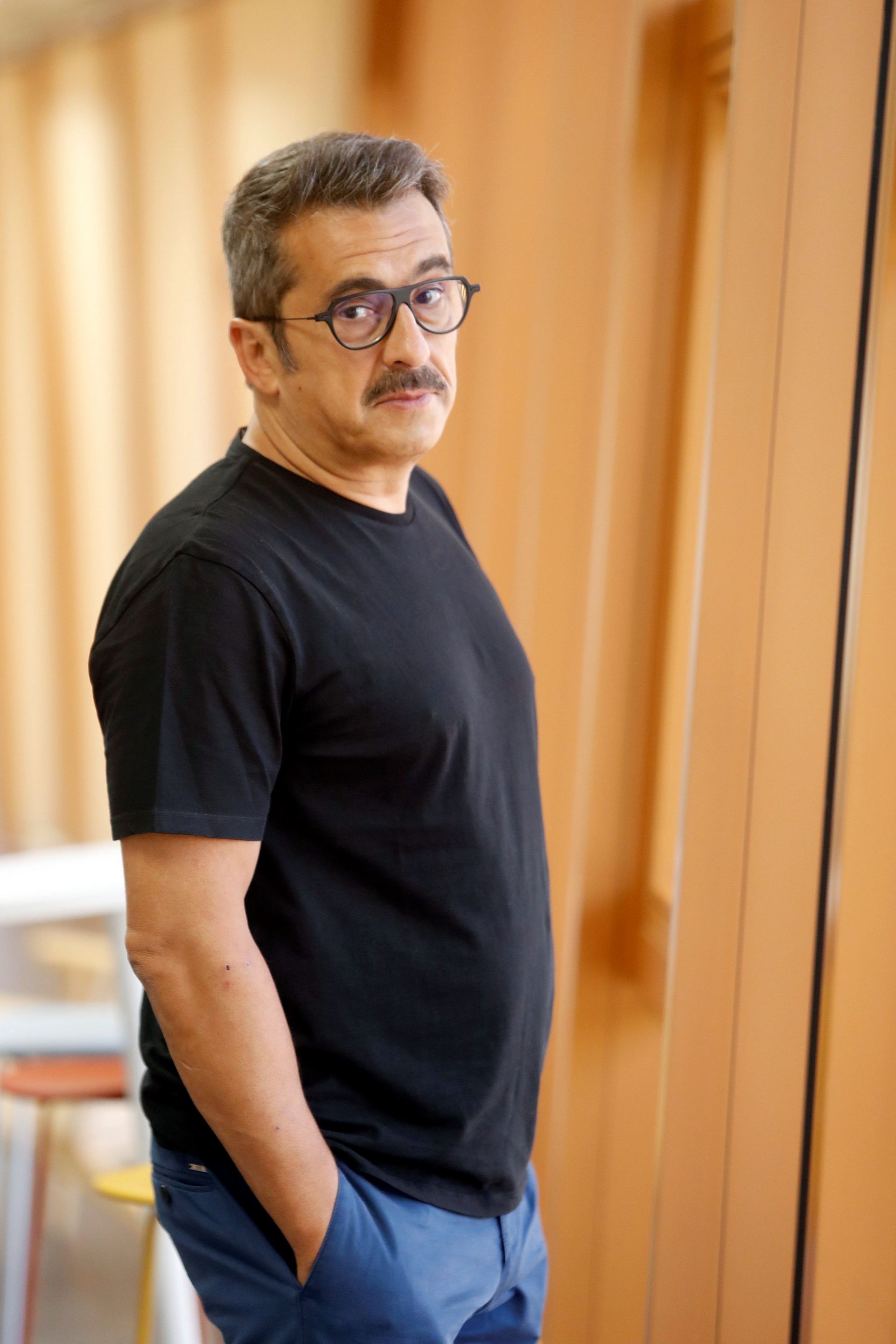 El presentador de televisión Andreu Buenafuente posa ante la prensa. / efe