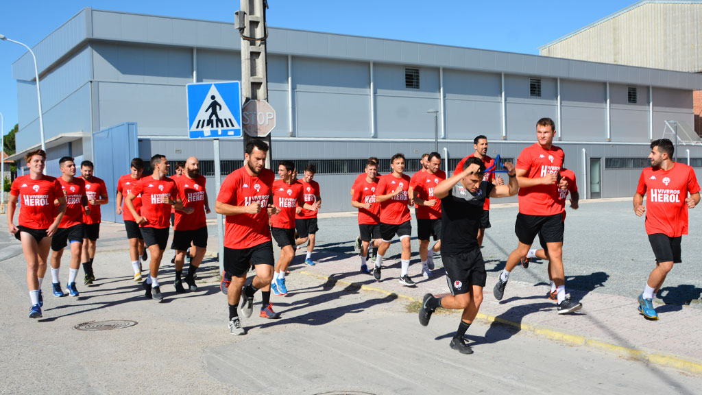 La plantilla del Viveros Herol Nava sale del pabellón para correr a las órdenes del preparador físico. / AMADOR MARUGÁN