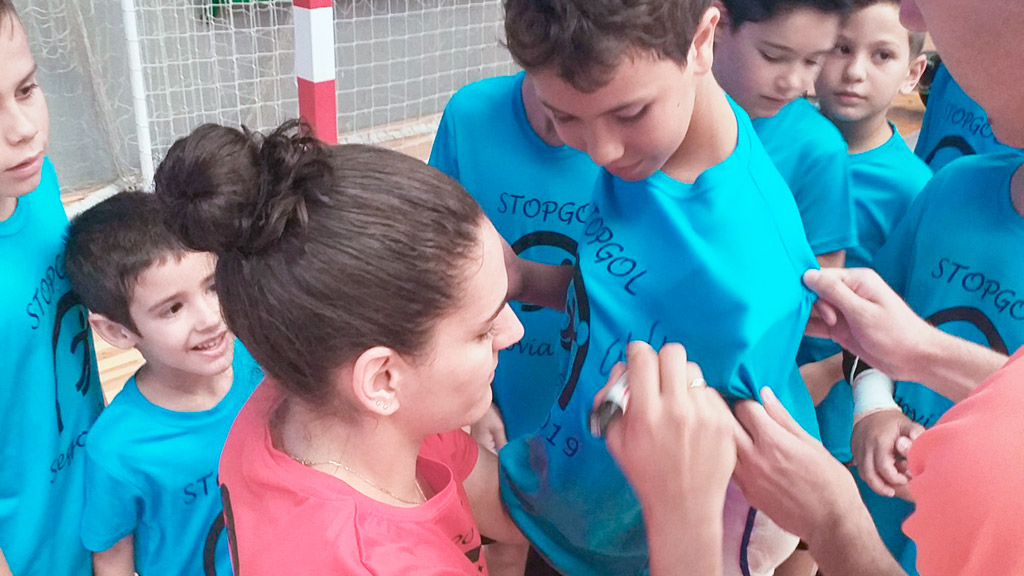 Estela firma un autógrafo en la camiseta de uno de los participantes del Campus Stop Gol. / C.A.