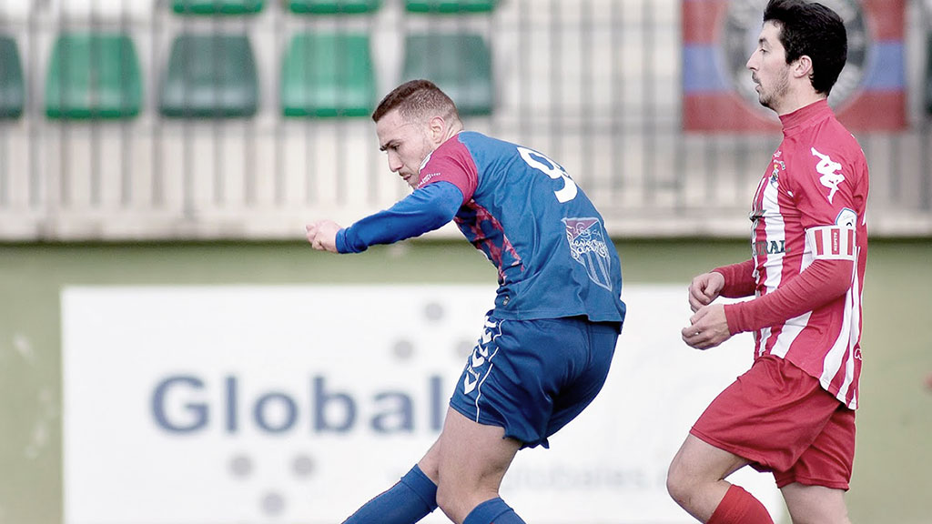 Viti defiende a Agus Alonso en el encuentro que la Segoviana jugó frente al Tordesillas en La Albuera. /J.M. - G.,SEGOVIANA