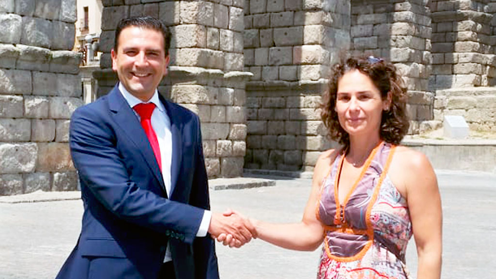 Miguel Ángel Vicente y Vivi Ruano, a los pies del Acueducto tras la firma del acuerdo. / OPEN CASTILLA Y LEÓN
