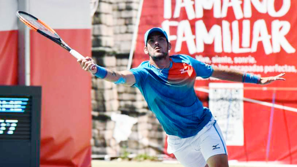 Roberto Ortega trata de alcanzar una bola alta durante su partido ante Ocleppo. / PRENSA OPEN CYL