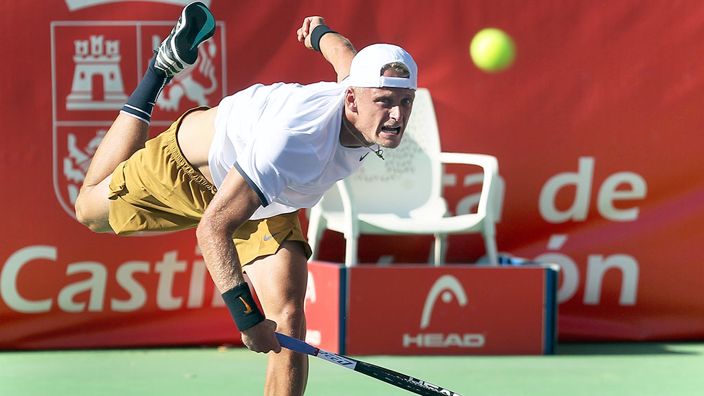 Nicola Kuhn pone en juego la bola durante su partido ante el colombiano Nicolás Barrientos. / ALBERTO SIMÓN/PRENSA OPEN CYL