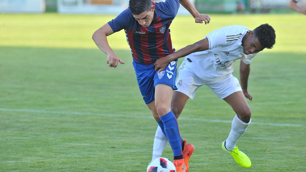 Ivi intenta zafarse del marcaje de un contrario durante la primera parte del encuentro jugado en La Albuera. / KAMARERO