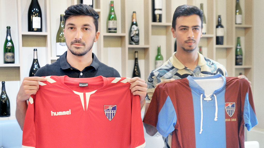 Viti (i.) y Javi Borrego posan con las camisetas de la Segoviana momentos antes de su presentación oficial. / KAMARERO