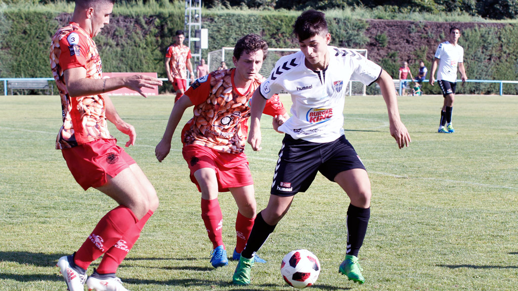 Imagen del partido correspondiente al pasado Trofeo San Luis que disputaron en el campo de El Hospital el CD La Granja y la Gimnástica Segoviana. / NEREA LLORENTE