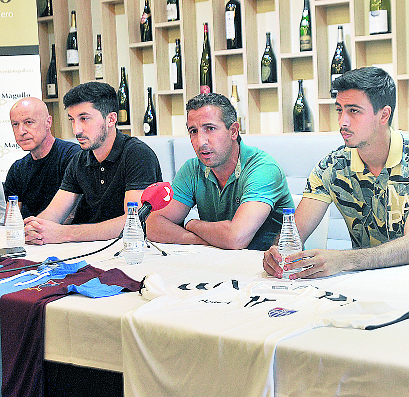Agustín Cuenca durante la presentación de los primeros fichajes / Kamarero
