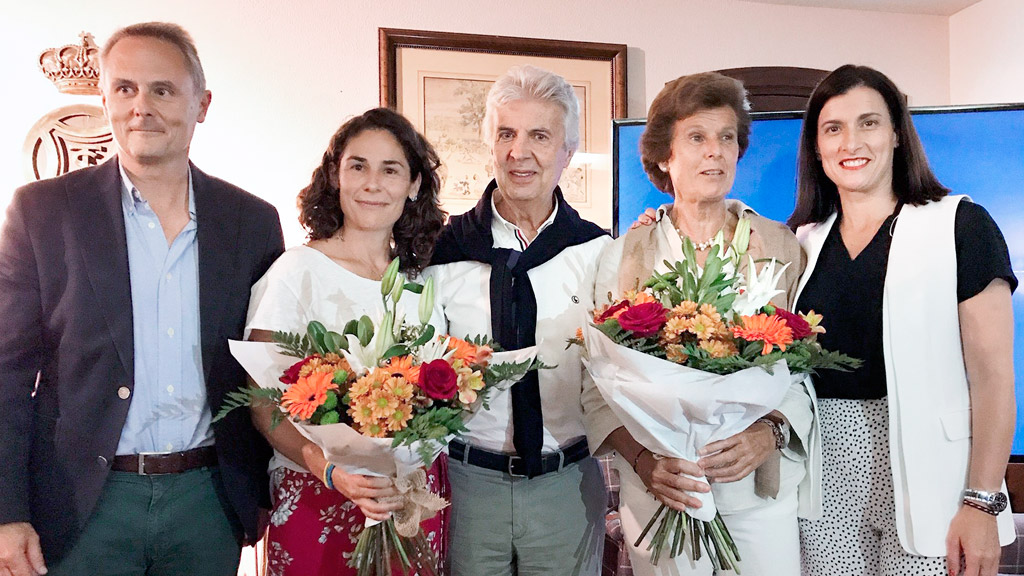 Vivi Ruano (segunda por la izquierda) tras la conferencia que impartió en Santander con motivo del I Torneo María de Villota. / OPEN CASTILLA Y LEÓN