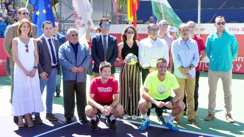 Los participantes en la inauguración oficial del torneo, en la pista central del complejo deportivo de la Estación de El Espinar. / JOSÉ REDONDO