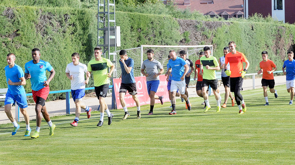 Los jugadores hacen carrera continua en el primer entrenamiento del CD La Granja en el campo de El Hospital. / KAMARERO