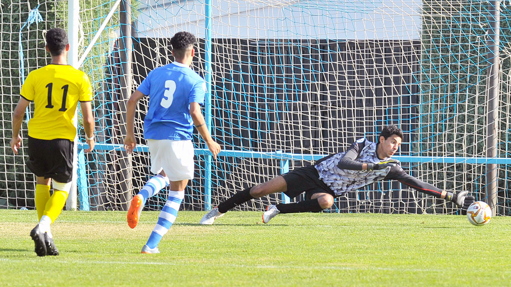 El portero del CD La Granja se estira para intentar detener el balón que se dirige hacia su portería. / KAMARERO