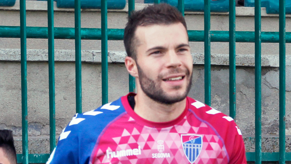Charly, saliendo del túnel de vestuarios para jugar con la Segoviana. / NEREA  LLORENTE