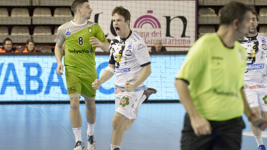 Rodrigo Pérez, celebrando un gol con la camiseta del Ademar de León. / MAURICIO PEÑA