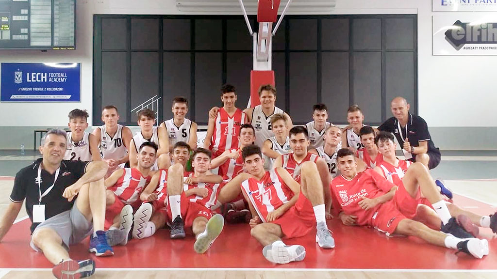 Los jugadores y entrenadores del CD Base posan junto al Bombardiers polaco tras el encuentro que disputaron en la segunda jornada del campeonato. / CD BASE