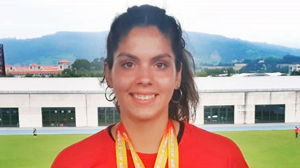 Daniela Gómez Navalón, con dos de las cinco medallas conseguidas en los campeonatos de España. / CETA