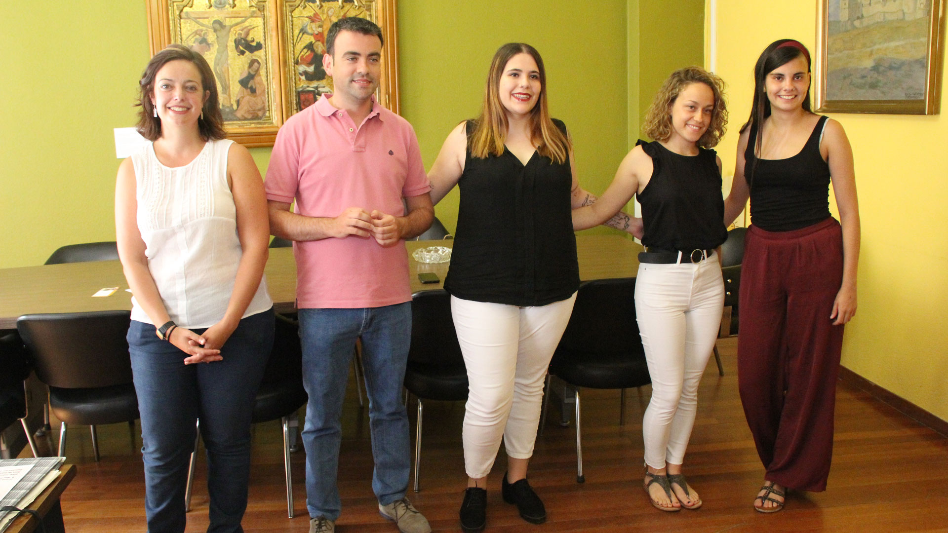 Las damas Sara Pesquera y Lucía Díez junto a las concejales y el alcalde./ c. n