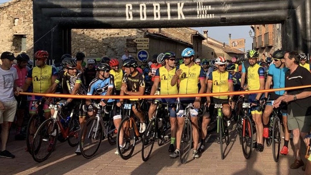 Carlos Melero corta la cinta de salidam tras el reconocimiento que le hizo laorganización a aquellos segovianos que fueron profesionales de ciclismo en ruta. / CC SOTOSALBOS