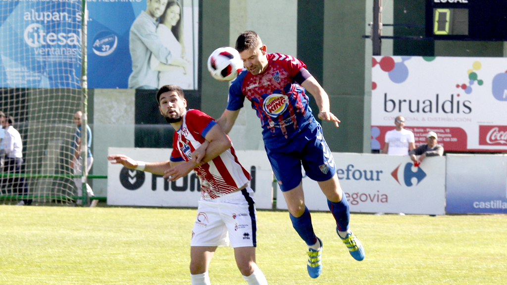 Anel despeja de cabeza durante el encuentro frente al Bembibre dispUtado en el campo de La Albuera. / NEREA LLORENTE