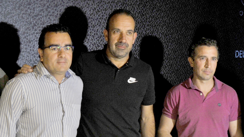 Juan Carlos Renedo, en el centro, junto al directivo Fernando de Frutos (dcha.) y Agustín Cuenca, presidente del club. / KAMARERO