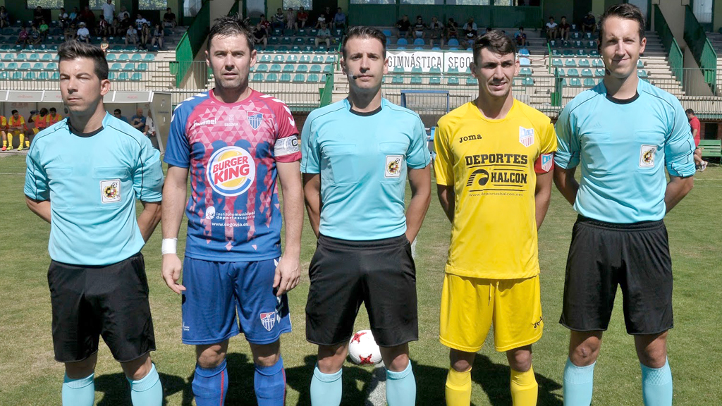 Néstor Holgueras Castellanos (dcha.) junto a Germán Cid Camacho (c.) posando como árbitro asistente. / JUAN MARTÍN - GIMNÁSTICA SEGOVIANA