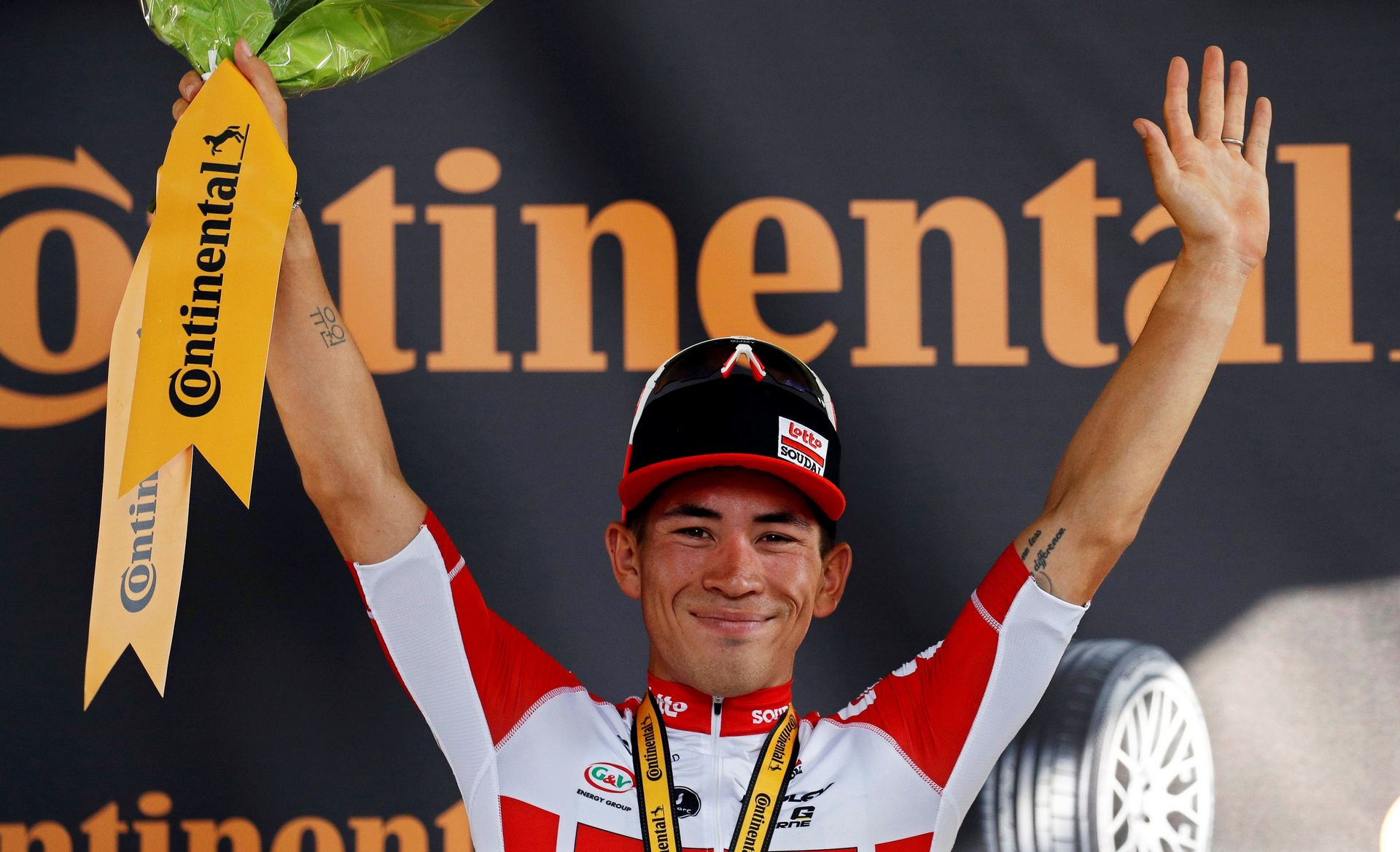 El ciclista australiano Caleb Ewan del equipo Lotto Soudal celebra en la meta el triunfo en la undécima etapa. / efe