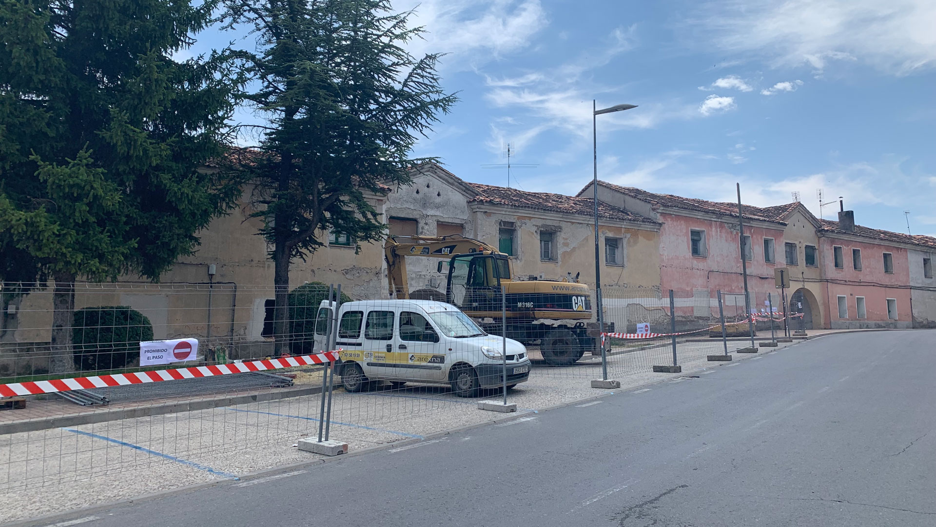 Trabajos de demolición de las Casas de los Maestros./ c. n