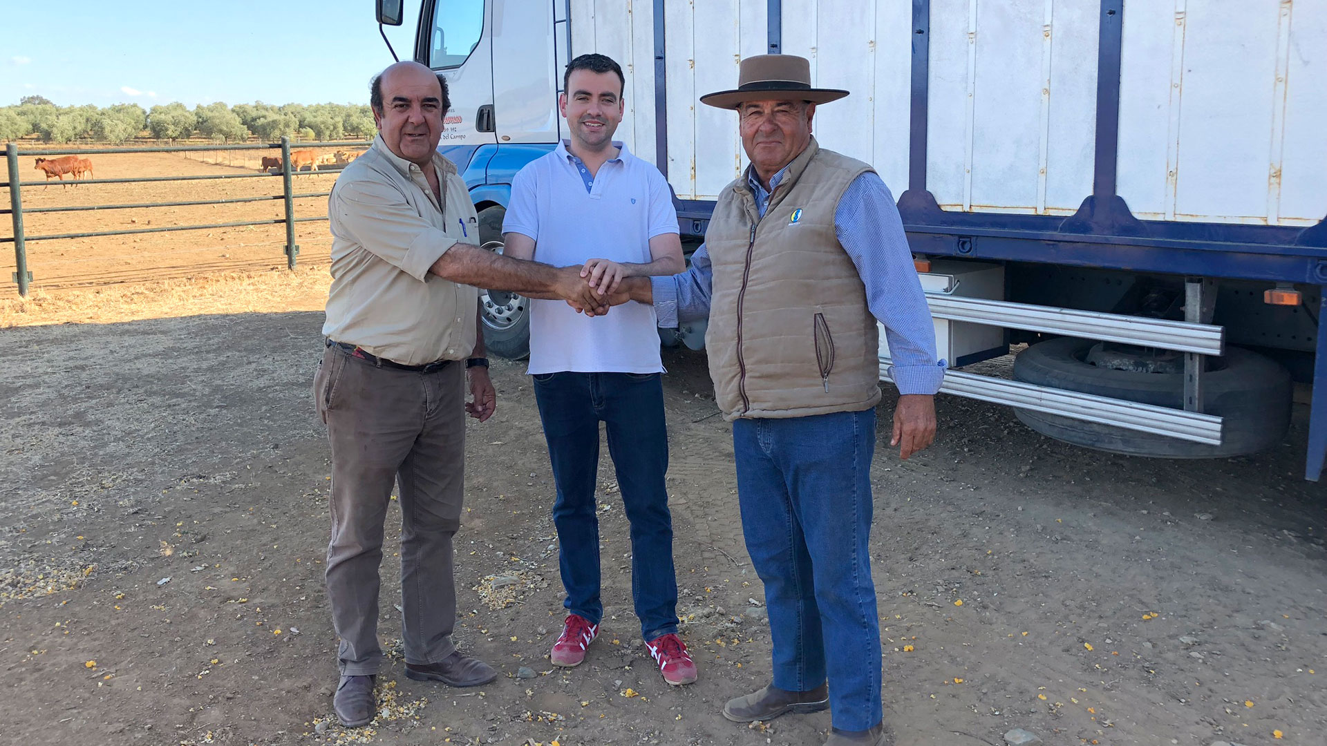 El alcalde de la villa ha estado presente en el embarque de los encierros de 2019./ c. n