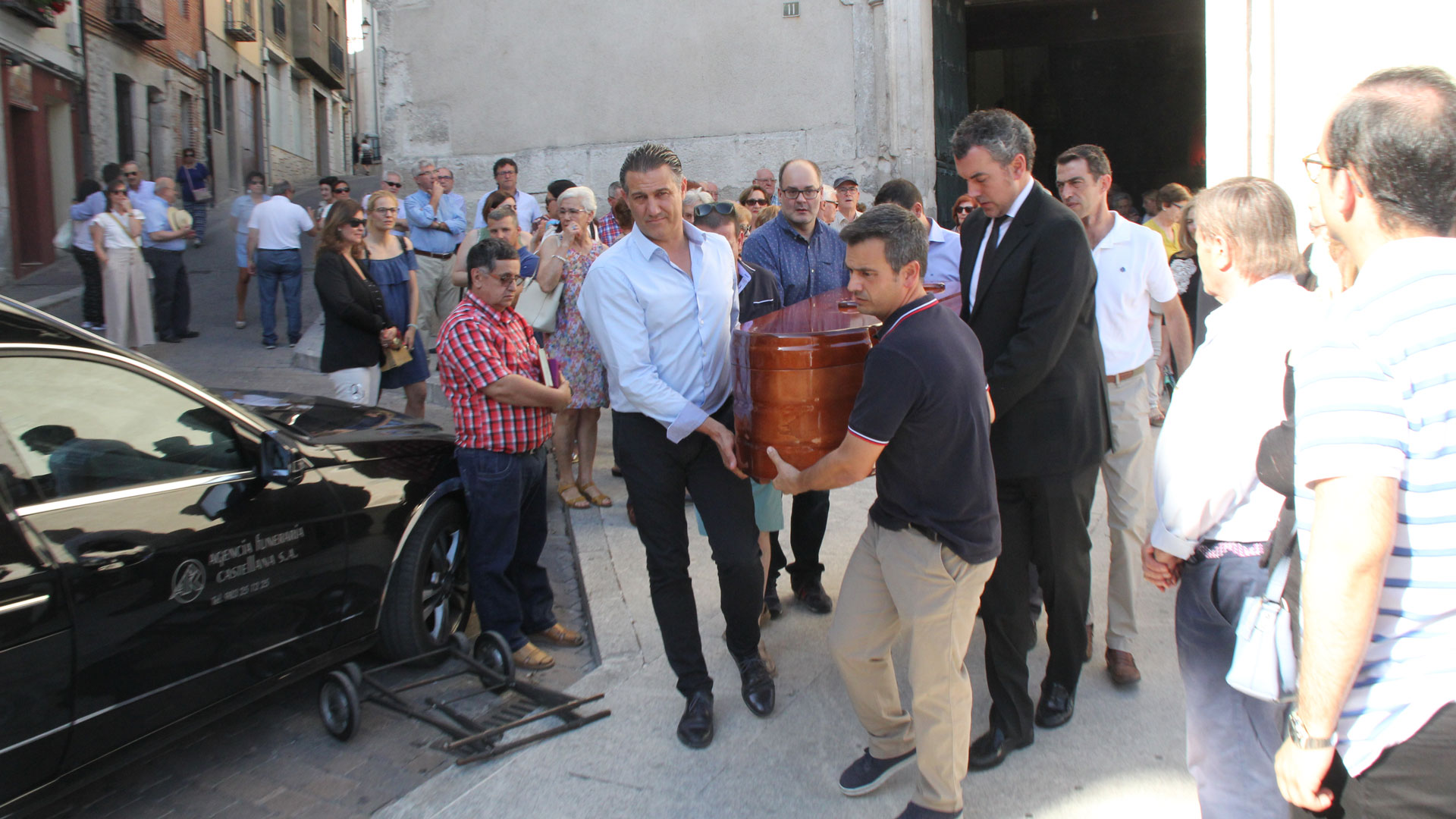 Salida del féretro del exalcalde, con familiares y amigos portándolo para encaminarse al cementerio local./ c. n