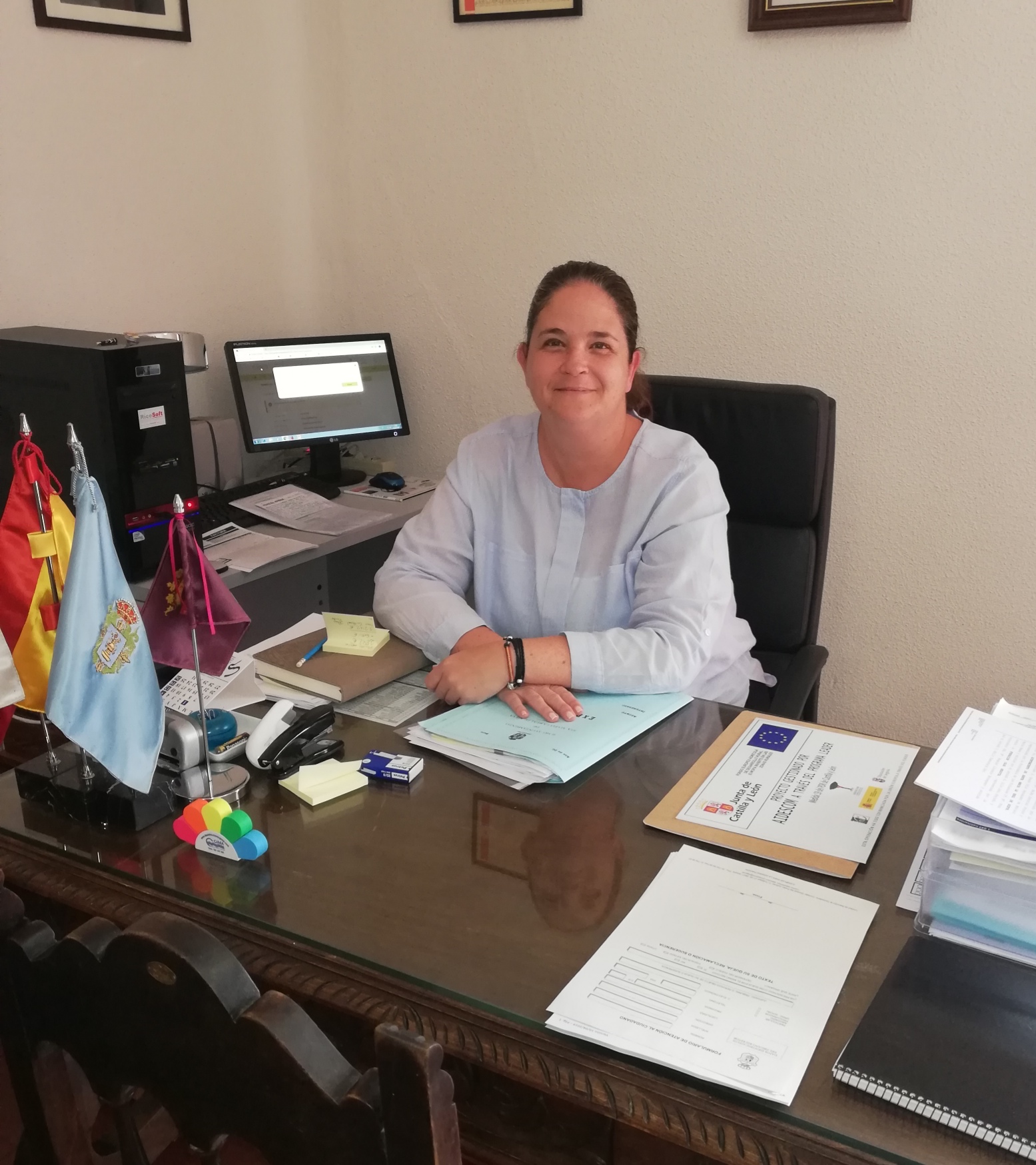 Pilar Ares en la mesa de su despacho en el Ayuntamiento del municipio. / el adelantado