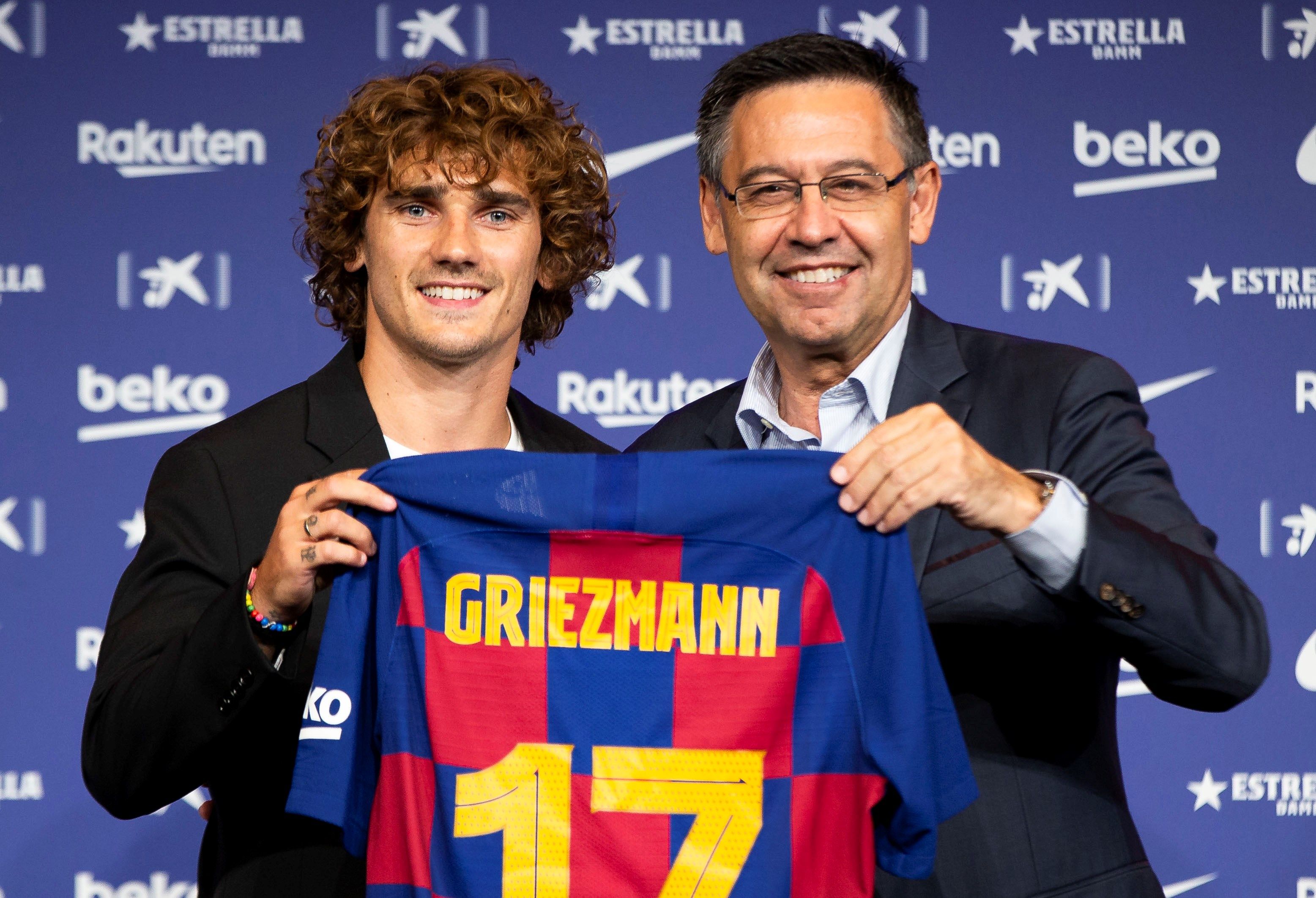 Griezmann (izq), que lucirá el dorsal 17, junto a Bartomeu (dcha). / EFE