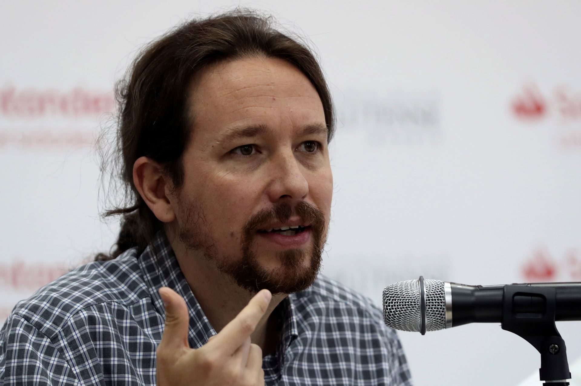 El secretario general de Podemos, Pablo Iglesias, da un paso atrás para favorecer el entendimiento con el PSOE. / EFE