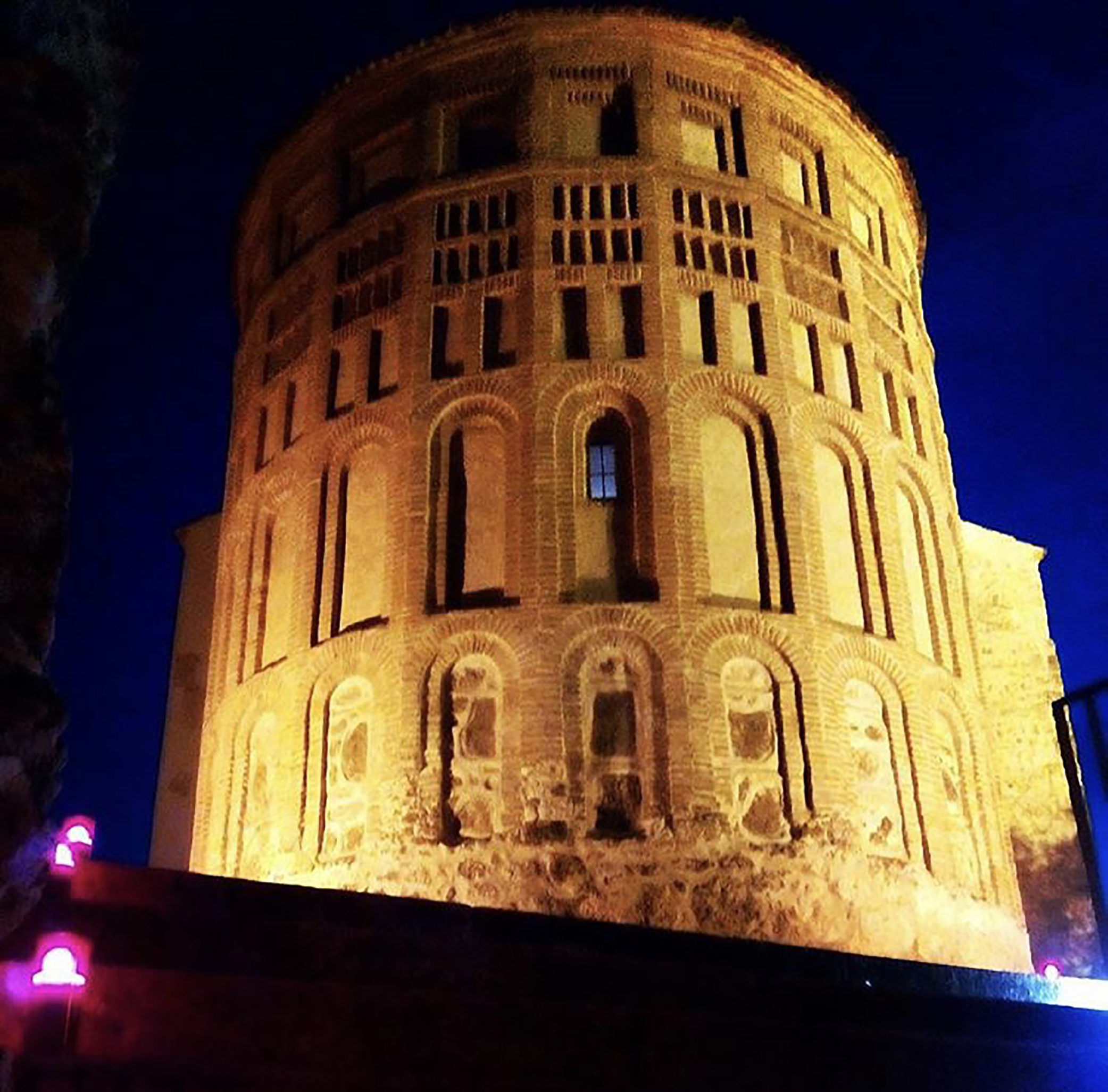 Iglesia de San Esteban, epicentro de la actividad esta noche./ c. núñez
