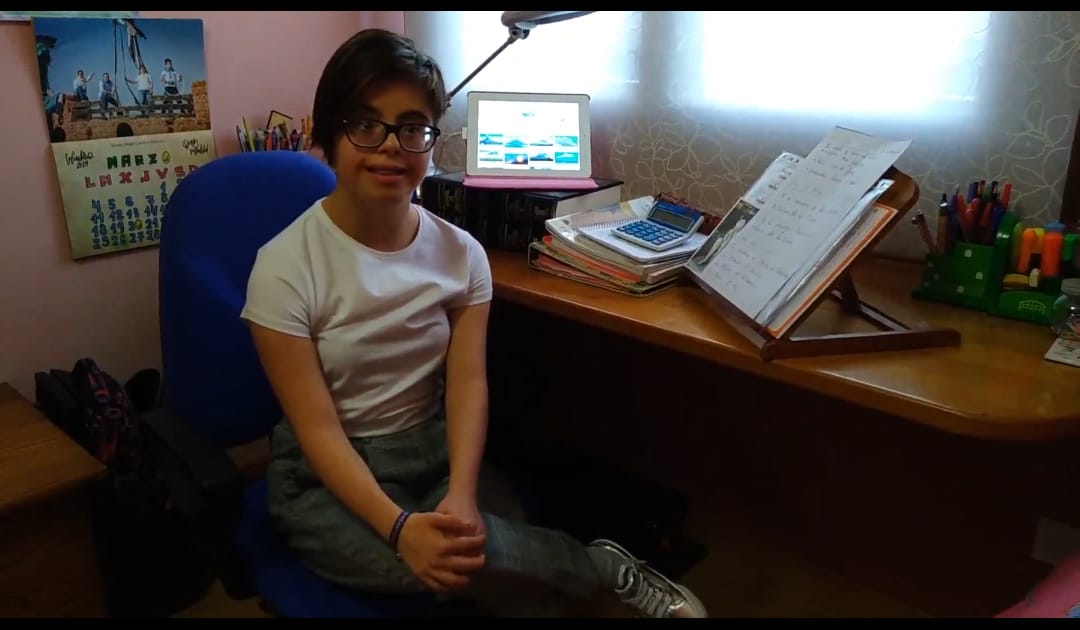 Irene en su habitación, junto al escritorio donde ha estudiado durante años. /EL ADELANTADO