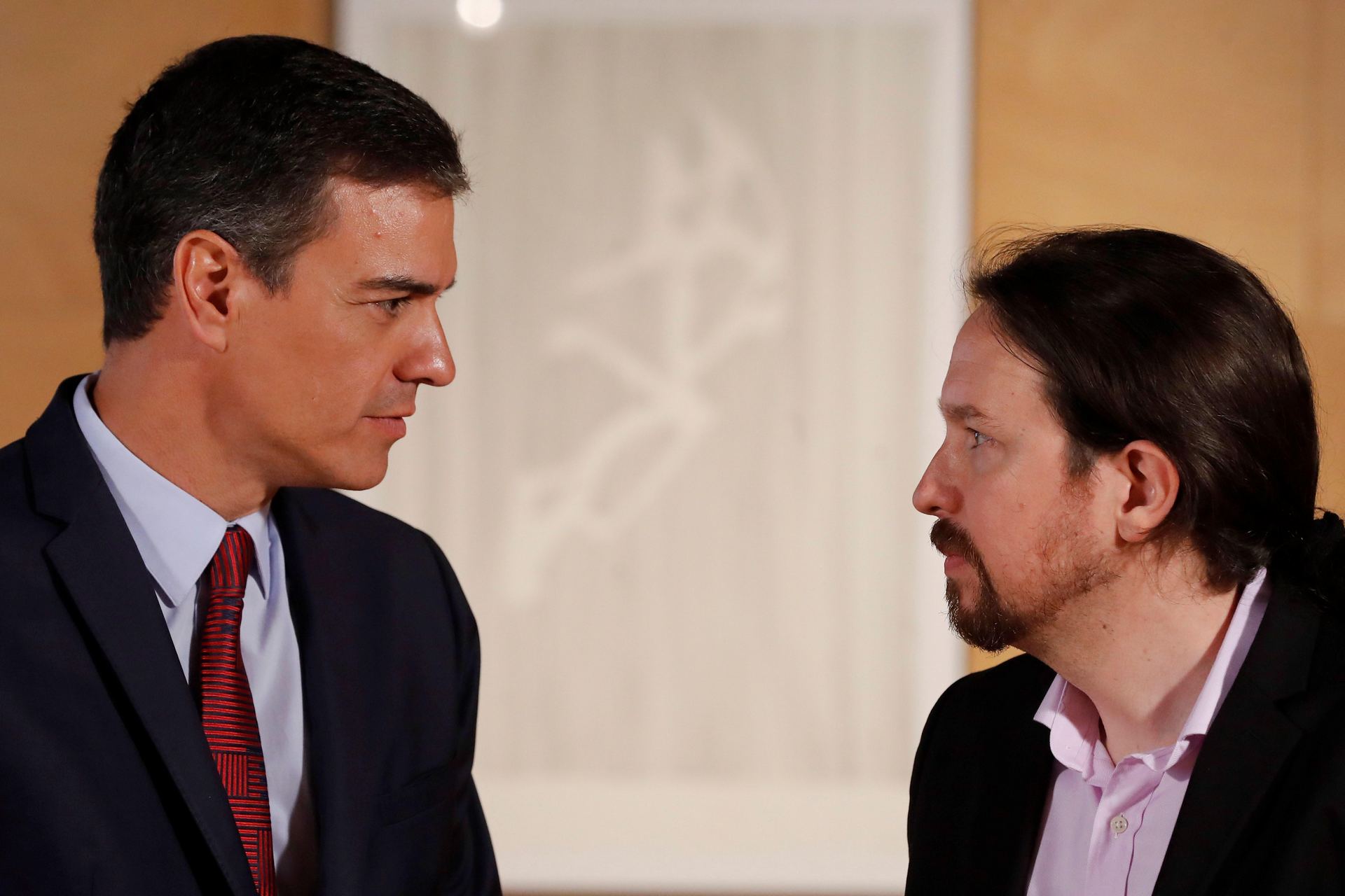 El presidente del Gobierno, Pedro Sánchez, y el líder de Podemos, Pablo Iglesias, se han enrocado en sus posiciones. / efe