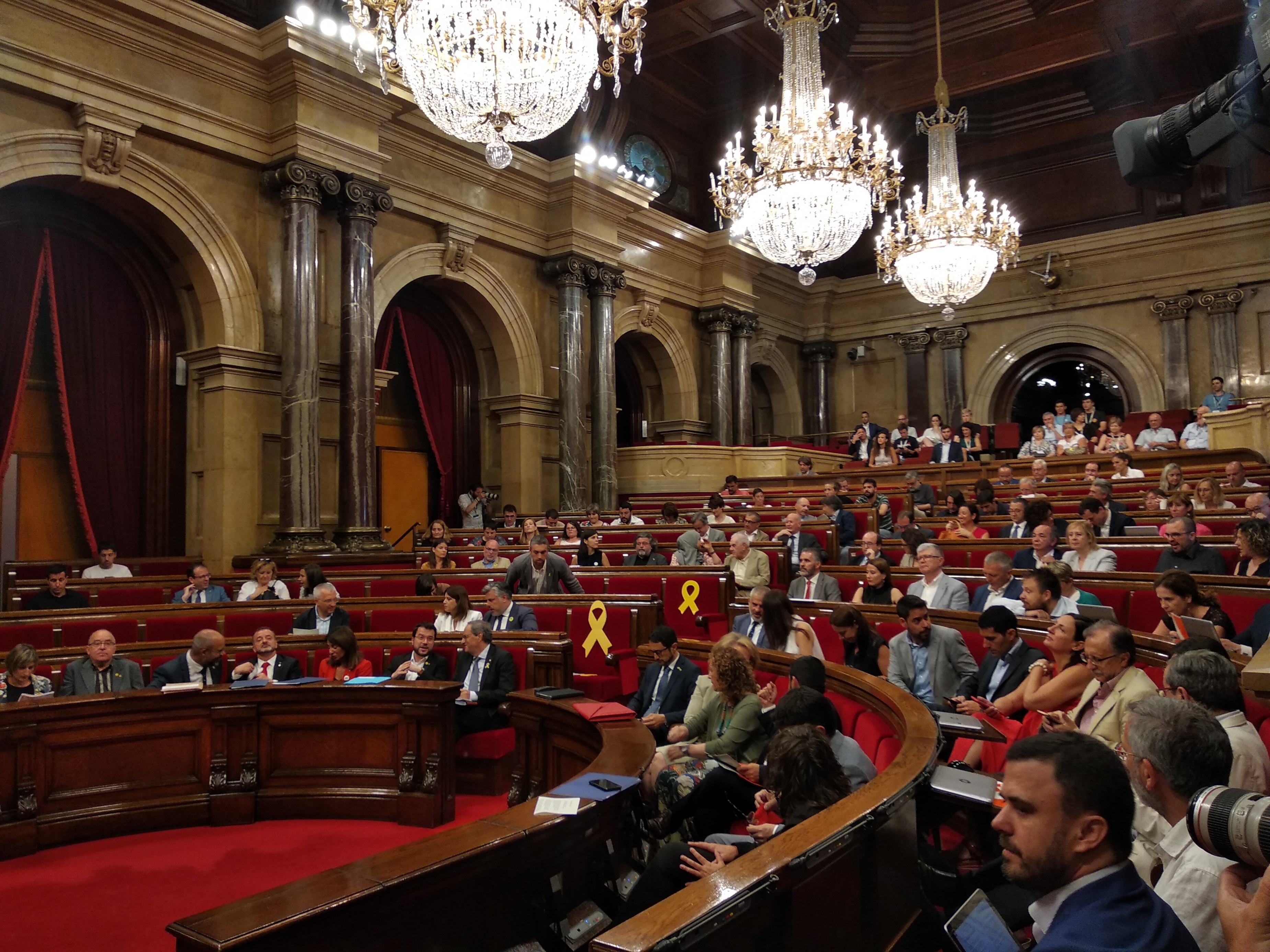 La resolución que aprobó la Cámara Autonómica condenó la toma de posición del Rey en el “conflicto catalán”. / e.p.