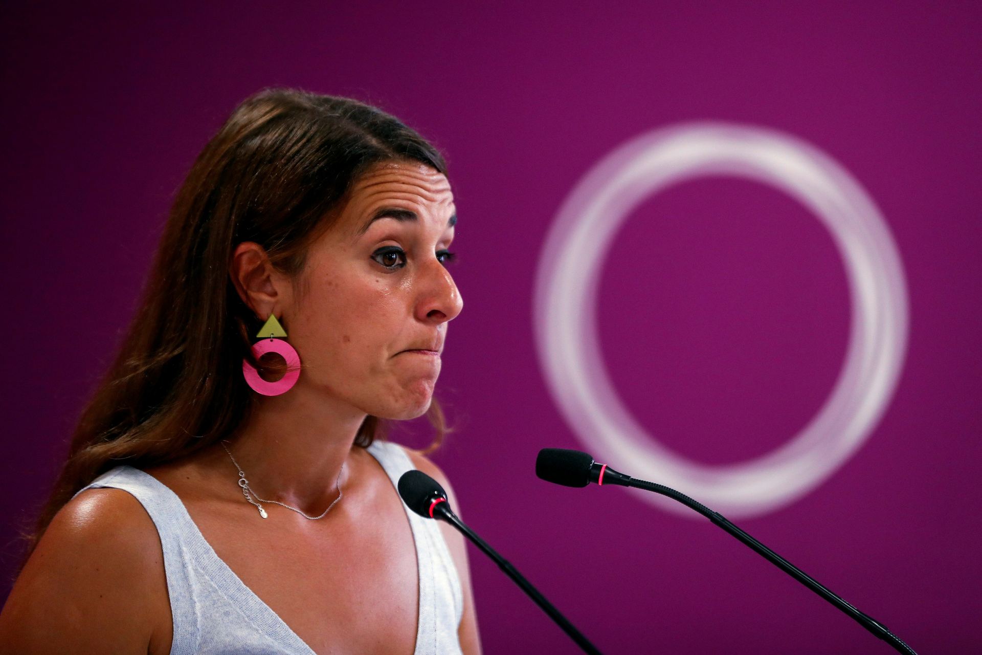 La portavoz de Podemos, Noelia Vera, durante la rueda de prensa que ofreció ante los medios. / efe