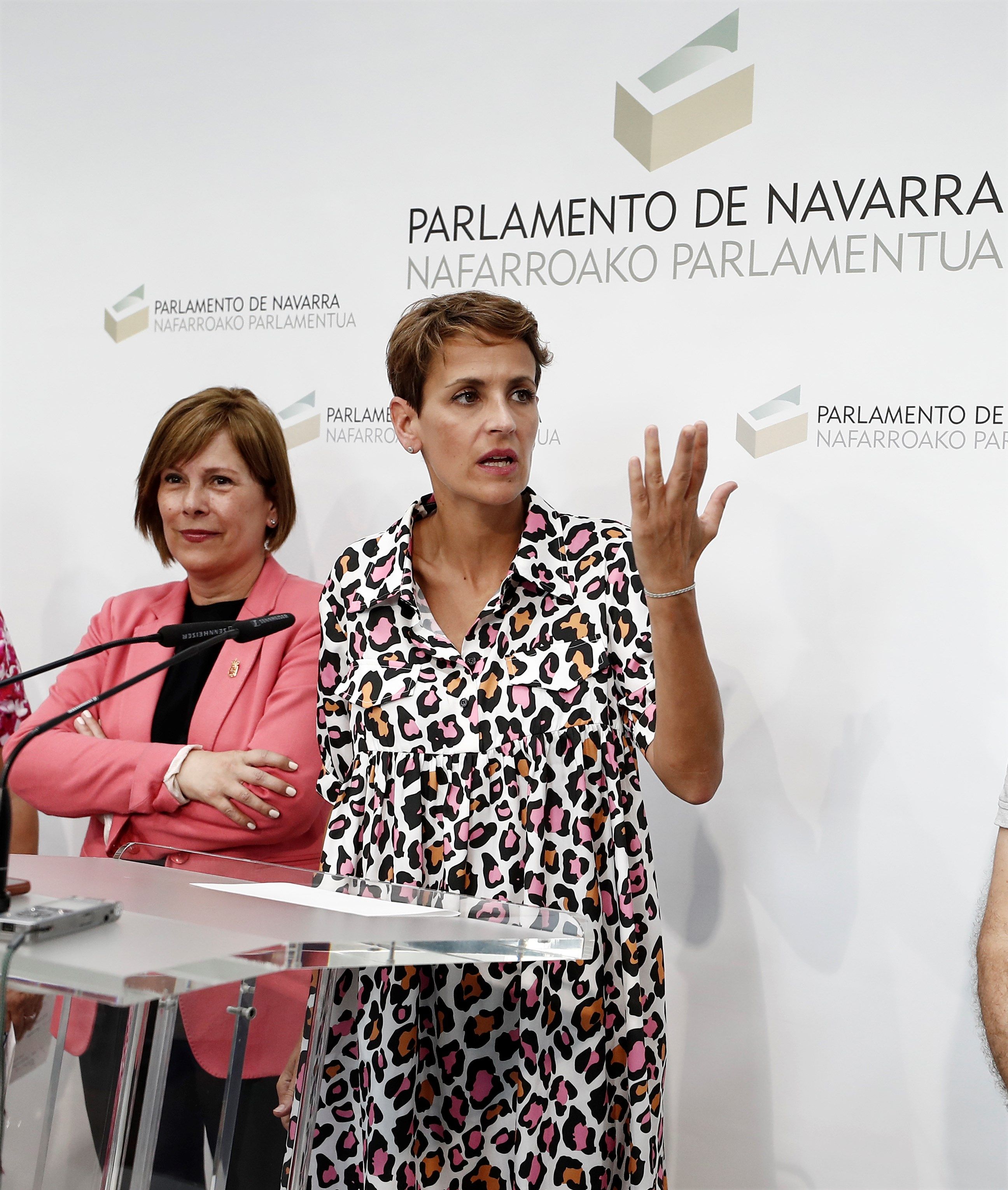 La portavoz del PSN, María Chivite (d), junto a la candidata de Geroa Bai, Uxue Barkos. / efe