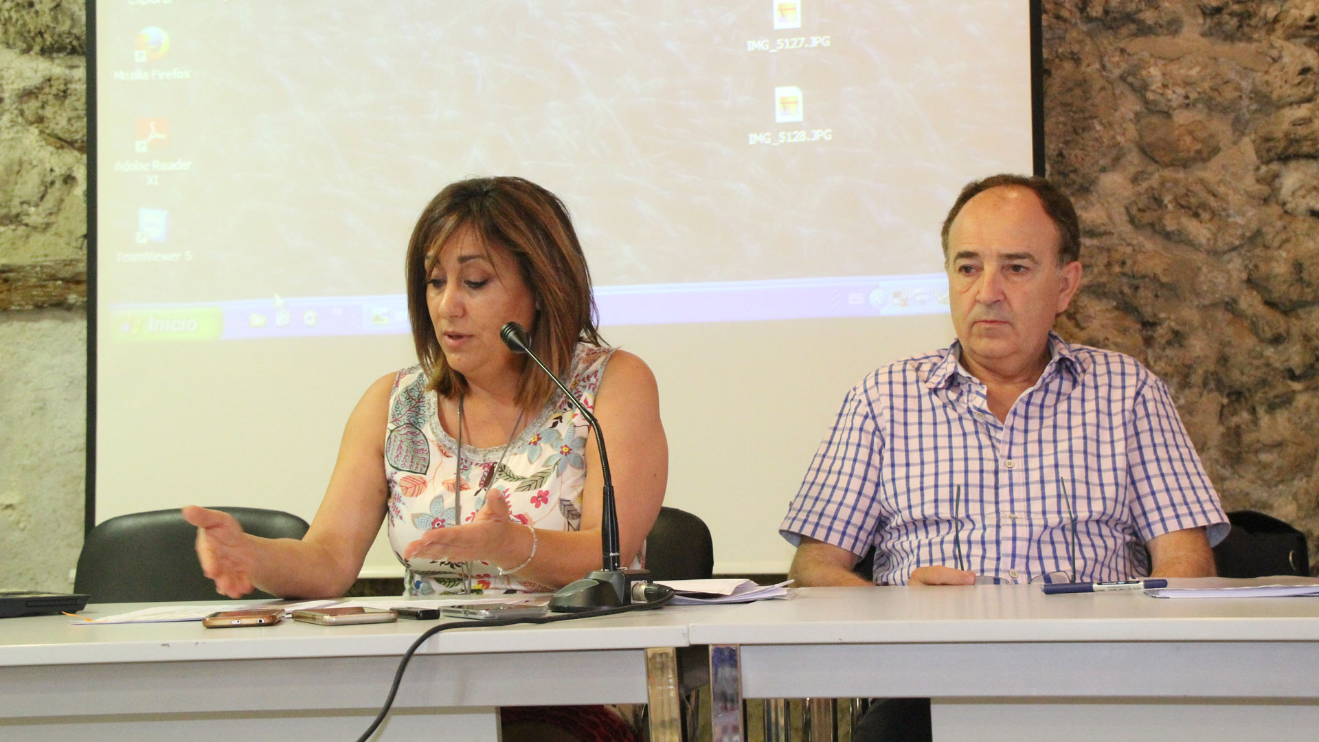 Portavoz del grupo de oposición del PP, Nuria Fernández, junto al edil Javier Hernanz./ c. n