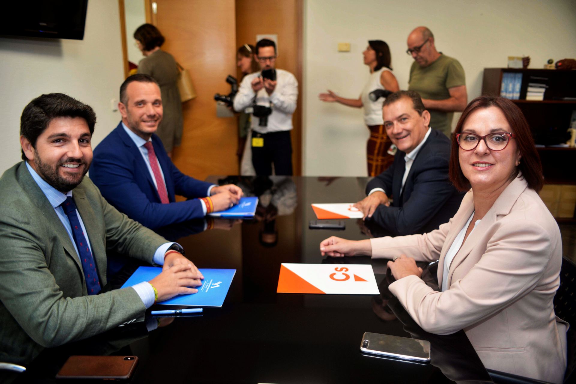 El equipo negociador del PP con López Miras (i) al frente, junto a los encargados de pactar en Ciudadanos. / EFE