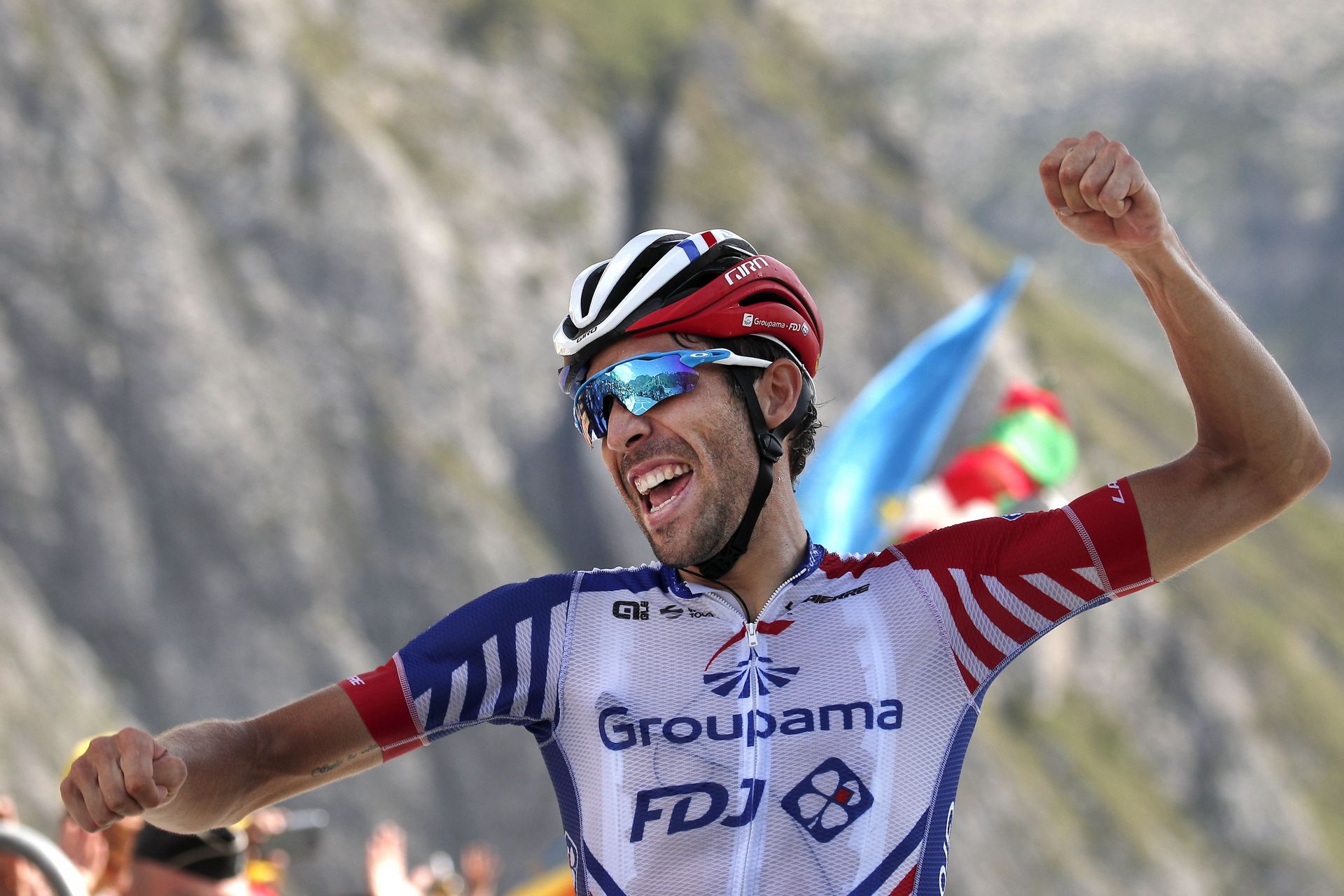El francés Thibaut Pinot celebra su trabajado triunfo en la etapa con final en el mítico Tourmalet. / EFE