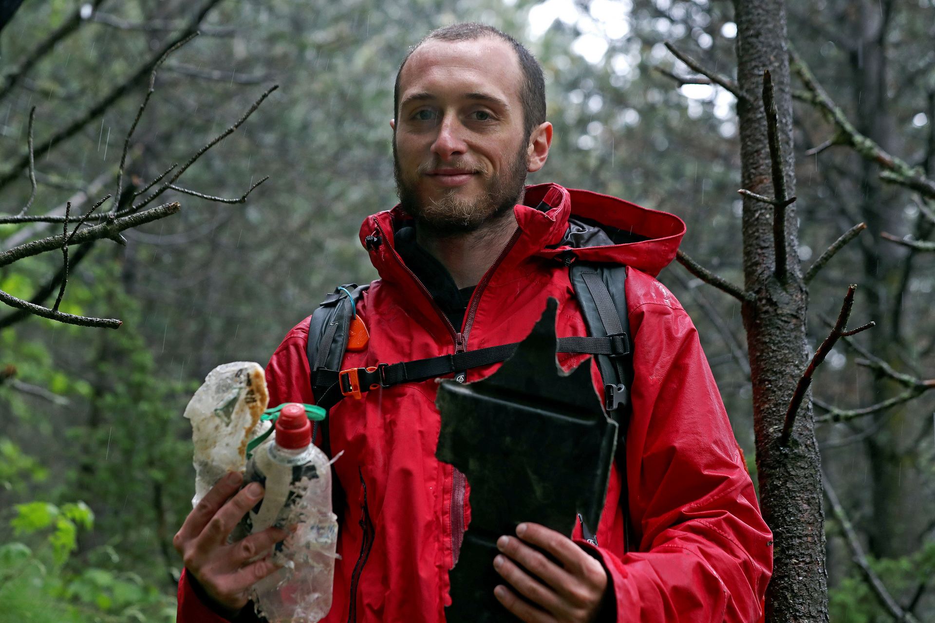 Rafael Sanchís recoge los residuos que encuentra en su camino. / EFE