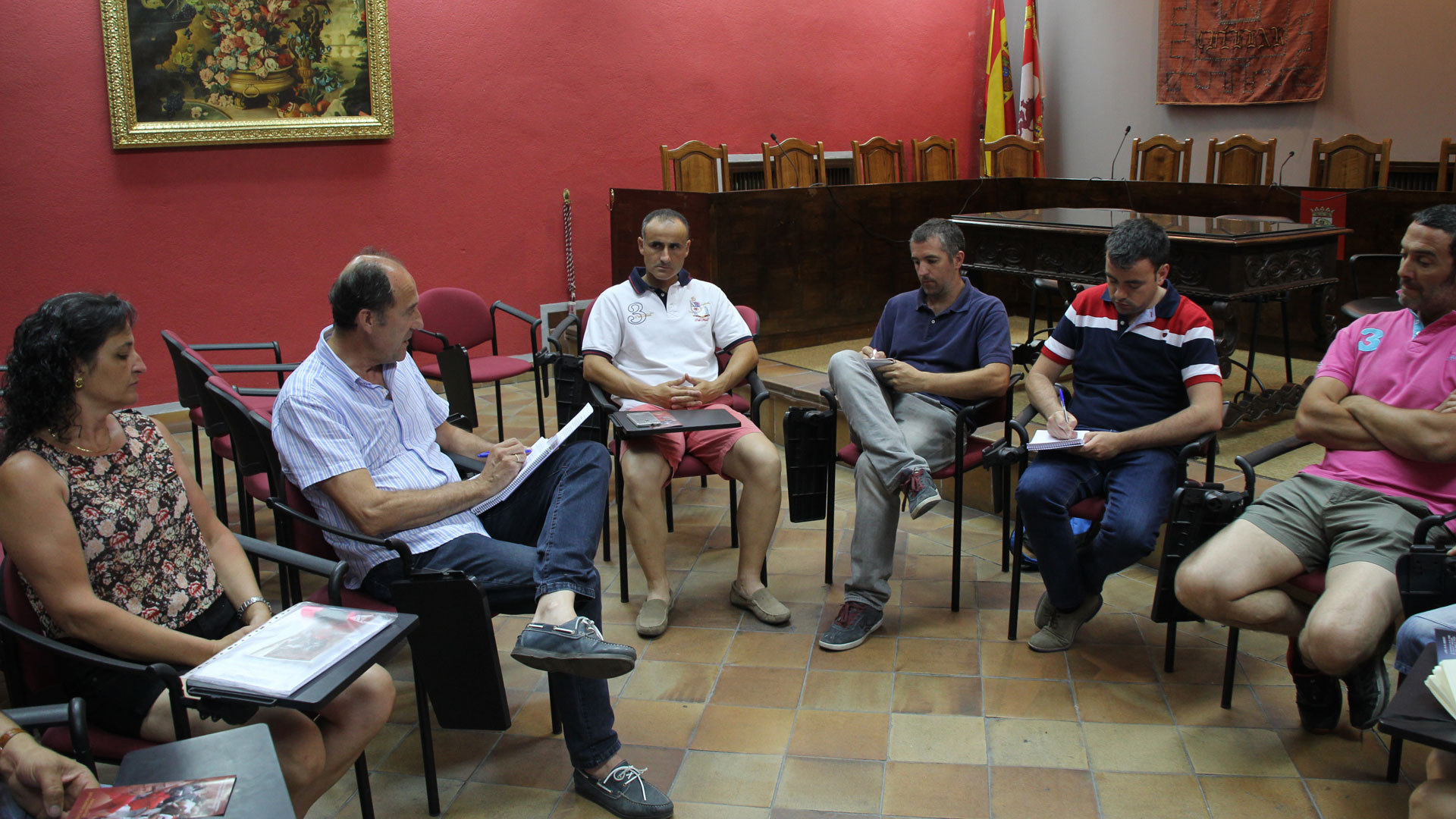 Reunión de los colectivos en torno al protocolo de los encierros en el salón de plenos del Ayuntamiento./ c. n
