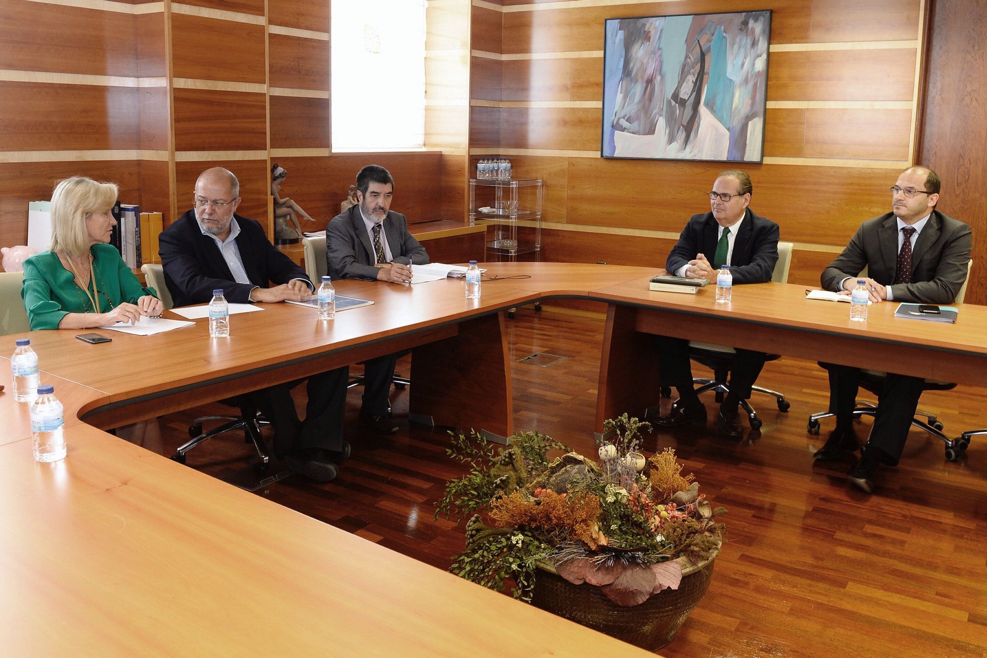 El vicepresidente de la Junta, Francisco Igea y la consejera de Sanidad, Verónica Casado, durante la reunión con Eficanza. / EFE