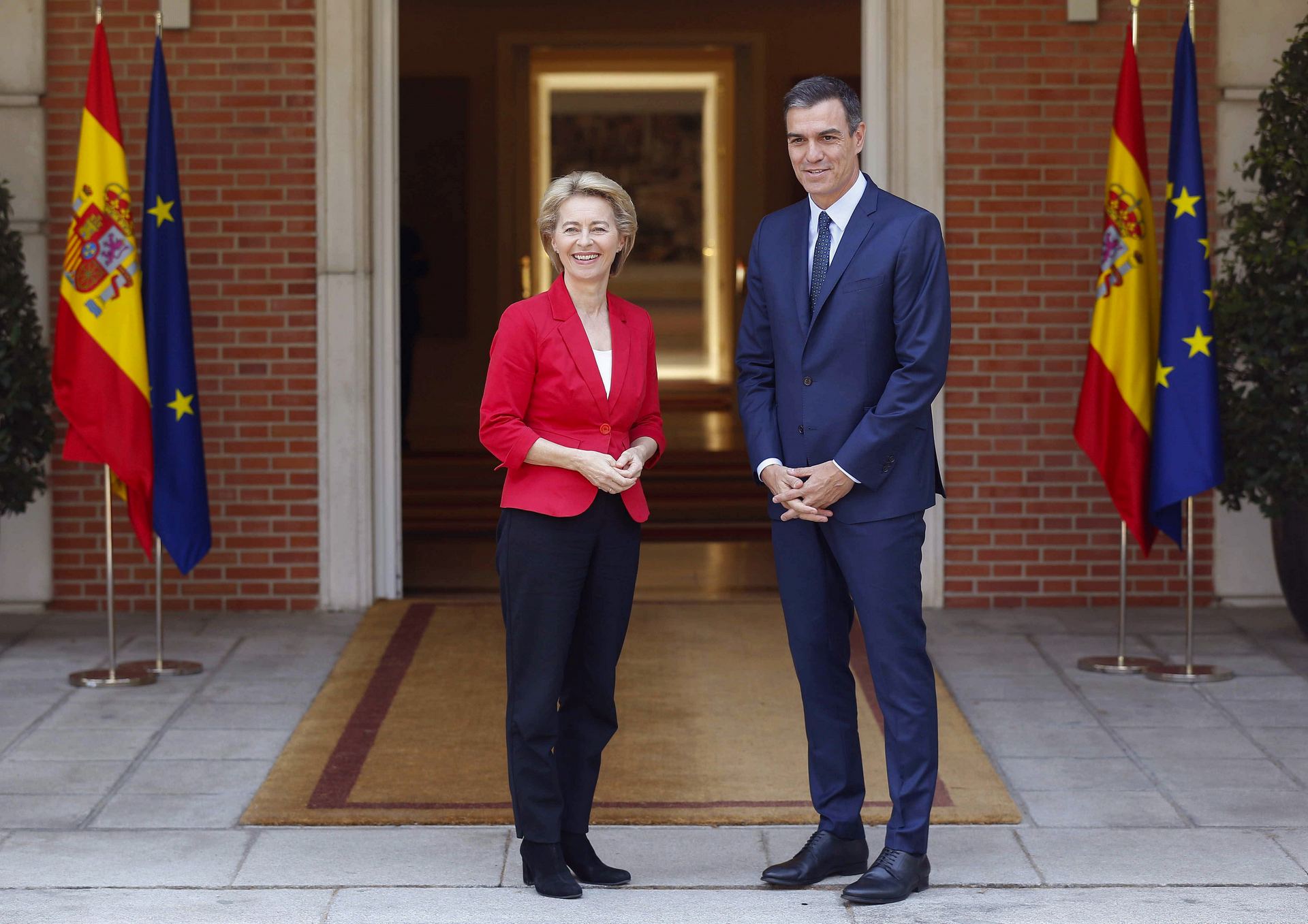 Sánchez con la presidenta de la Comisión Europea, Ursula von der Leyen. / EFE