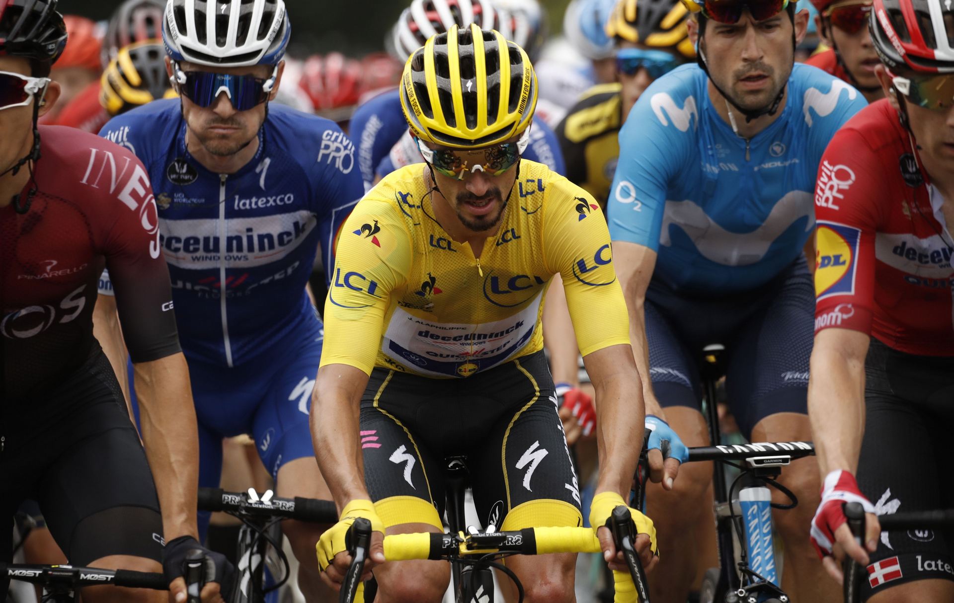 Alaphilippe aspira a conservar un maillot amarillo muy disputado. / EFE