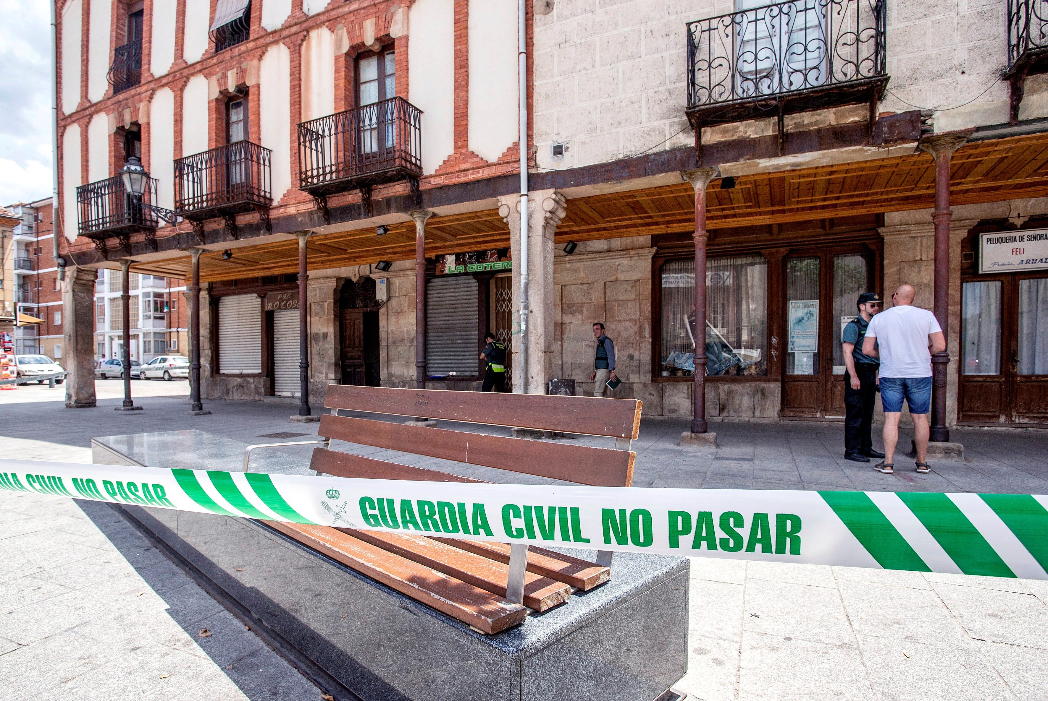 La pareja, según los vecinos, estaba perfectamente integrada en la localidad burgalesa de Salas de los Infantes. / efe