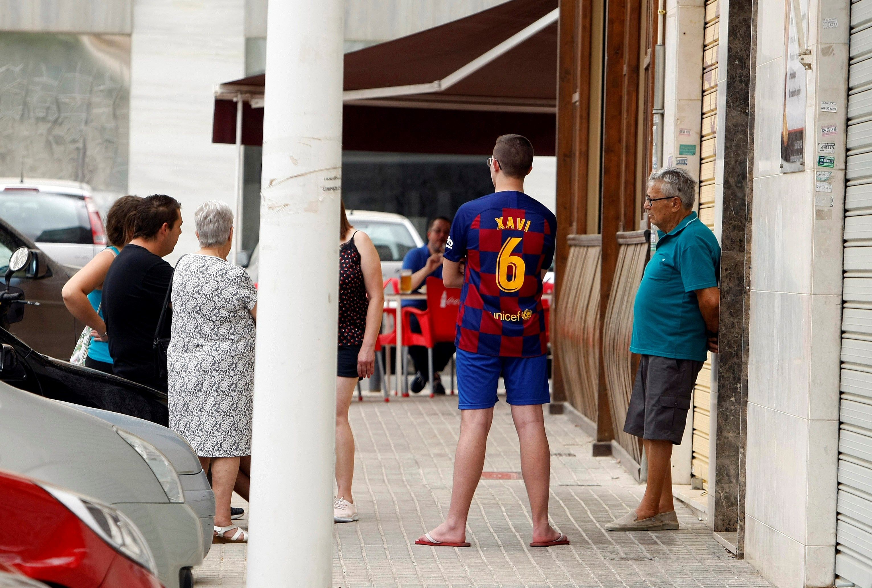 Familiares y vecinos se reúnen en la entrada de la vivienda de la víctima. / efe