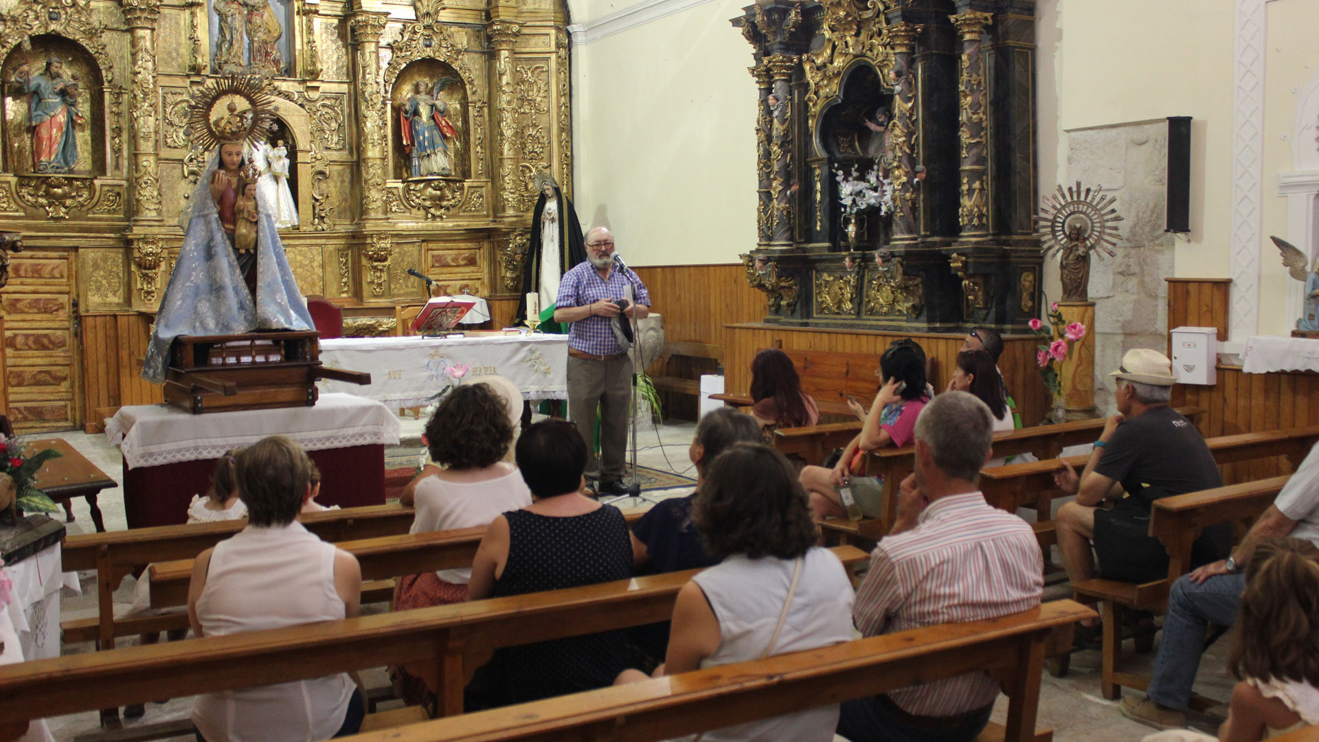 Juan Carlos Llorente durante su visita en Fresneda. / el adelantado