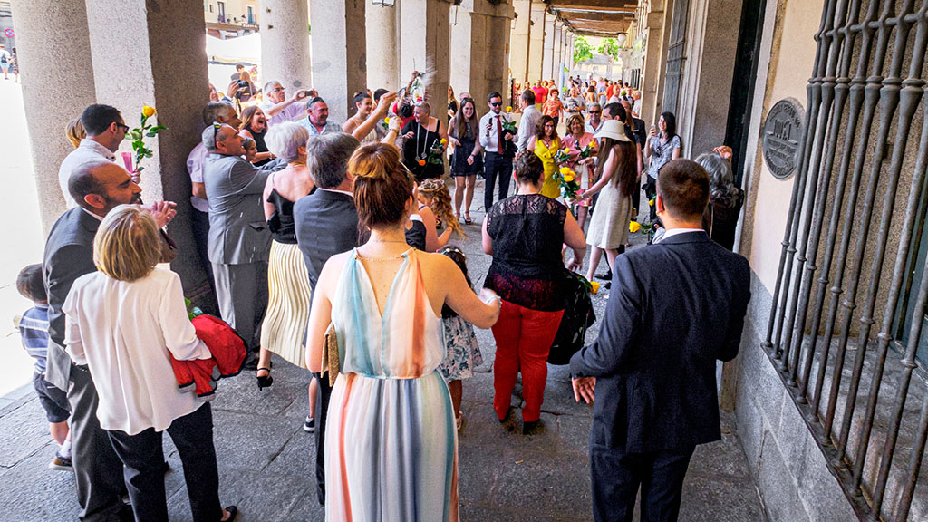 Los invitados de una boda reciben a los recién casados a las puertas del Ayuntamiento de Segovia. / Kamarero